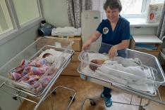 Двое младенцев нуждаются в заботе в отделении патологии новорожденных.
