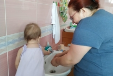 Волонтёры помогают малышам. Спасибо Нине Николаевне!