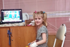 Пятилетняя София выздоровела и поехала в госучреждение к братишкам и сестрёнкам.